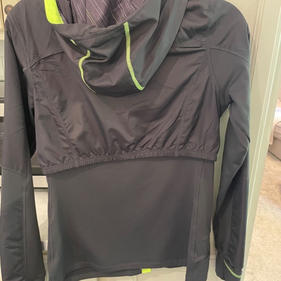 Under Armour running jacket - Picture 2 of 2